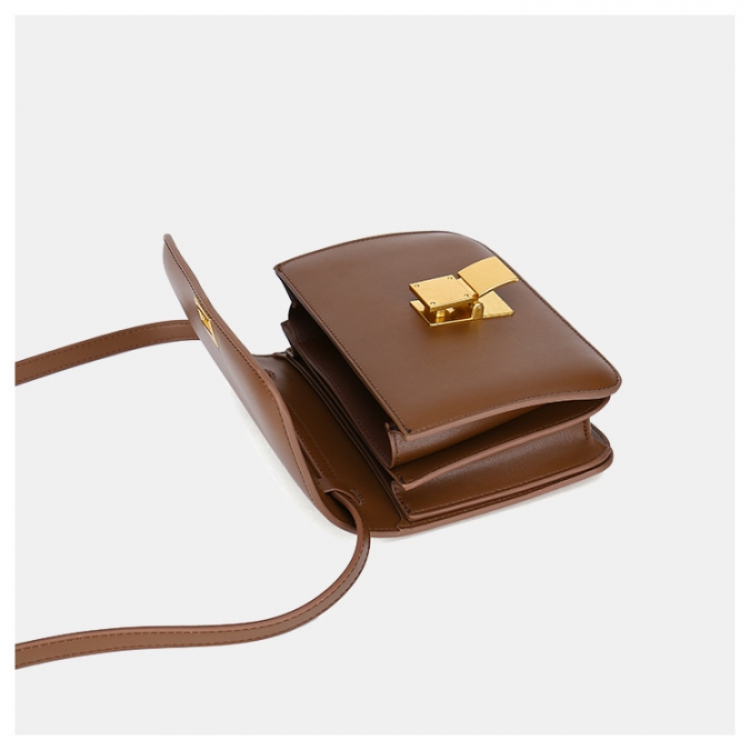 borsa quadrata con chiusura a tracolla piccola in pelle liscia marrone di design 